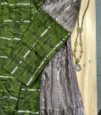 Abrigo corto de precioso estilo indio con tela adamascada en tonos verde y bronce (Copy)